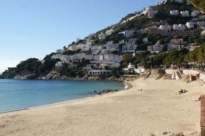 Beach - Villa with pool and canal views Av-44 (Roses)
