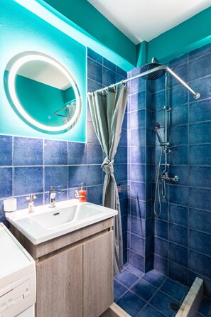 Douche, sèche-cheveux, serviettes fournies