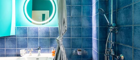 Shower, hair dryer, towels