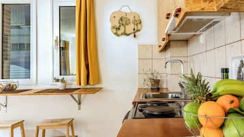 Fridge, oven, coffee/tea maker, toaster