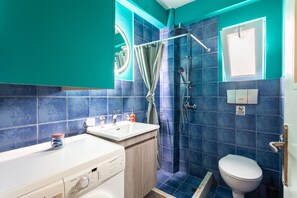 Douche, sèche-cheveux, serviettes fournies
