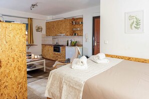 Tabla de planchar con plancha, wifi y ropa de cama 