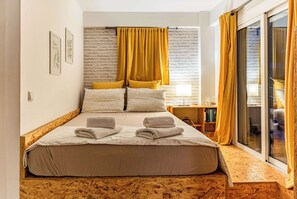 Iron/ironing board, WiFi, bed sheets