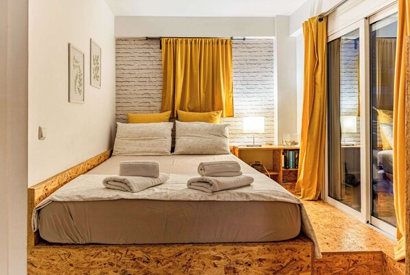 Iron/ironing board, WiFi, bed sheets