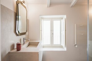 Regadera, secadora de cabello, bidet, toallas