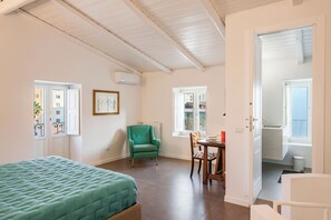 3 habitaciones, escritorio y tabla de planchar con plancha