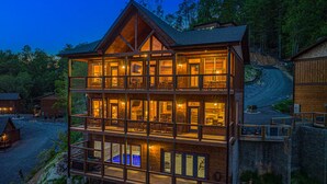 Un edificio de madera de varios pisos con ventanas grandes y un balcón.