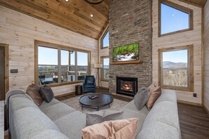 Smart TV, chimenea, videojuegos y futbolito 