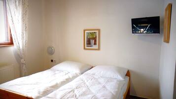 Suite | Iron/ironing board, free WiFi, bed sheets