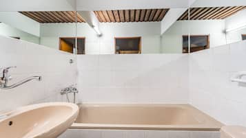 Room | Bathroom | Free toiletries, hair dryer, towels, soap
