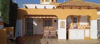 Lovely detached villa with private pool, 15 minute drive to the beach
