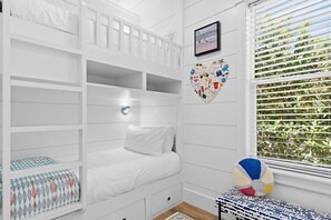 5 bedrooms, desk, iron/ironing board, free WiFi - Coastal Cottage-Private Pool-Eastern Lake-Dock with Paddle Board-Beach Access (Santa Rosa Beach)