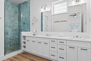 Bathtub, hair dryer, towels - Coastal Cottage-Private Pool-Eastern Lake-Dock with Paddle Board-Beach Access (Santa Rosa Beach)