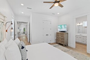 5 bedrooms, desk, iron/ironing board, free WiFi - Coastal Cottage-Private Pool-Eastern Lake-Dock with Paddle Board-Beach Access (Santa Rosa Beach)