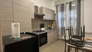 Frigorifero, microonde, forno, piano cottura