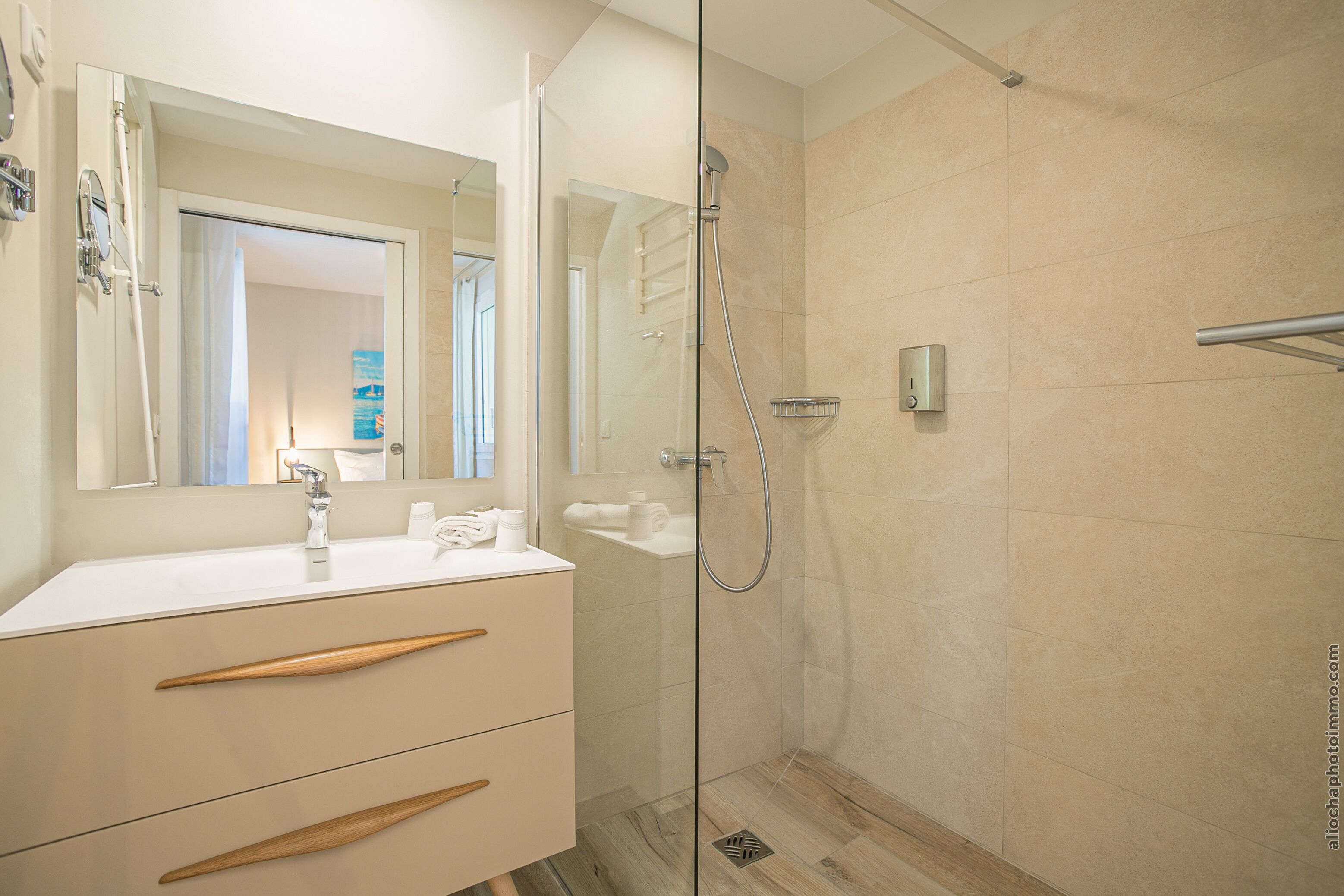 Appartement Supérieur | Salle de bain | Douche, articles de toilette gratuits, sèche-cheveux