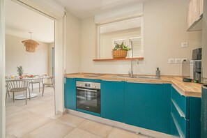 Superior Apartment | Private kitchen | Fridge, microwave, oven, stovetop - Kaouanne (Trois-Ilets)