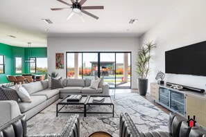 Smart TV, videogames, pebolim, mesa de pingue-pongue