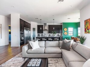 Smart TV, videogames, pebolim, mesa de pingue-pongue