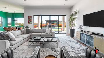 Smart-TV, Videospiele, Tischfußball, Tischtennisplatte