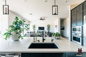 Geladeira, micro-ondas, fogão, cooktop