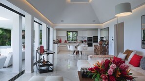 TV, lettore DVD, libri, impianto stereo