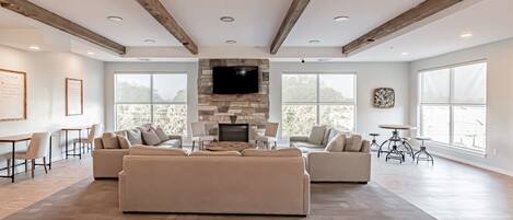 TV, peis, fotballspill og kontorer