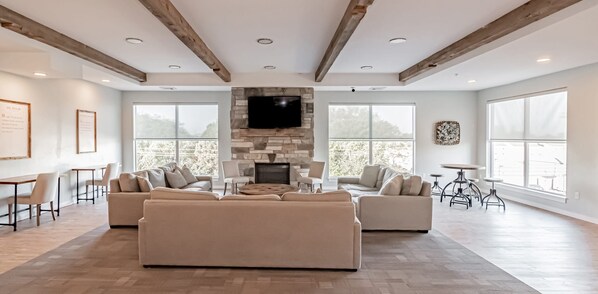 TV, fireplace, foosball, offices - Perfect for Groups Full Kitchen Gym & Free Parking (Rexburg)