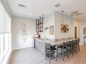 Interior - Perfect for Groups Full Kitchen Gym & Free Parking (Rexburg)