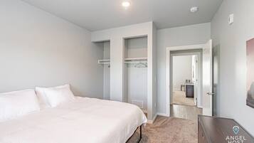 3 bedrooms, desk, iron/ironing board, travel crib