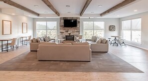 Smart TV, chimenea, futbolito y oficina 