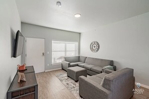 تلفزيون ذكي، مدفأة، كرة قدم الطاولة، مكتب