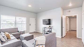 Télévision, baby-foot, espaces bureaux