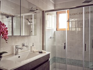 Baignoire, articles de toilette écologiques, séchoir à cheveux