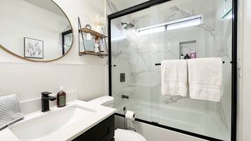 Ensemble douche/baignoire, sèche-cheveux, serviettes fournies, savon