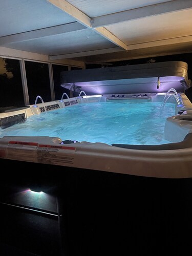 3 bedroom home, pool table, Spa and endless swimming and exercise pool