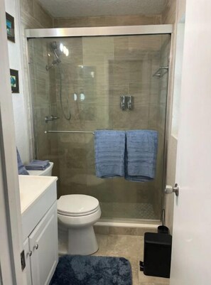 Badekar, hårtørrer, håndklæder, Sæbe