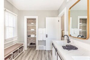 Douche, sèche-cheveux, serviettes fournies, savon