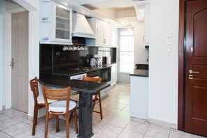 Großer Kühlschrank, Mikrowelle, Ofen, Herdplatte
