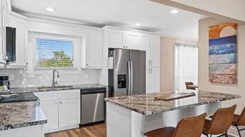 Apartment | Private kitchen | Full-sized fridge, microwave, oven, stovetop