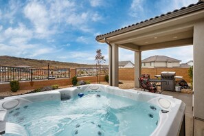 House, Multiple Beds | Property grounds - Pool View on the Bend by RedAwning (Washington)