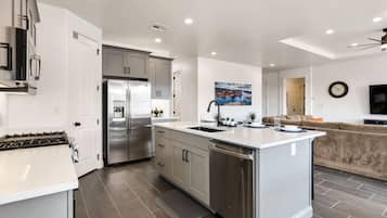 House, Multiple Beds | Private kitchen | Oven