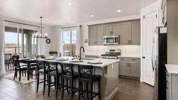 House, Multiple Beds | Private kitchen | Oven