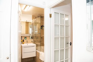 Combined shower/bathtub, hair dryer, towels