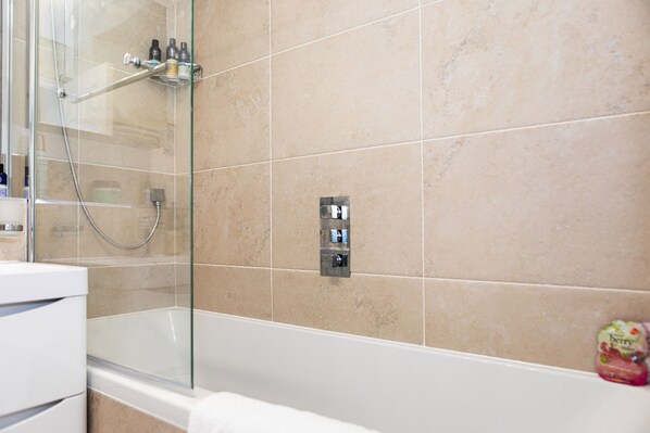 Combined shower/tub, hair dryer, towels