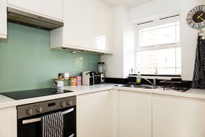 Fridge, microwave, oven, dishwasher - Charming Wandsworth Jewel - Pass the Keys (London)