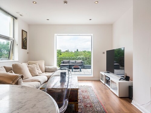 Luxurious Flat with Large Private Terrace - Pass the Keys