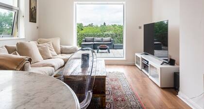 Luxurious Flat with Large Private Terrace - Pass the Keys