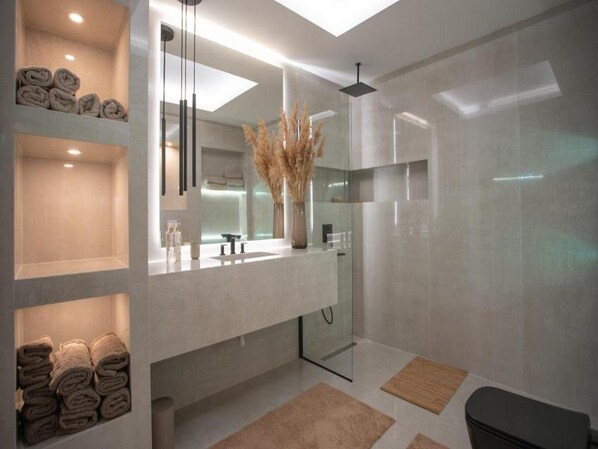 Casa (Two Bedroom Holiday Home with Swimmin) | Baño | Regadera, toallas, shampoo