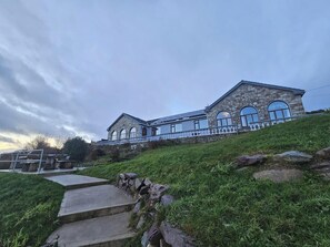 House | Exterior - 6 Ensuite Bedrooms-sleeps 12-garden-sea & Mtn View (Blackwater Bridge)